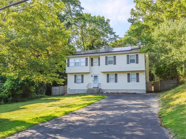 11 Seymour Lane, Medford, NY 11763