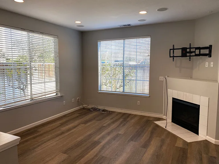 314 Ballymore Cir — Photo 2