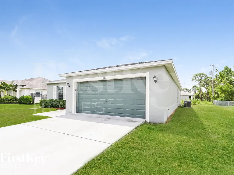 1682 SW Crawford Ave — Photo 2