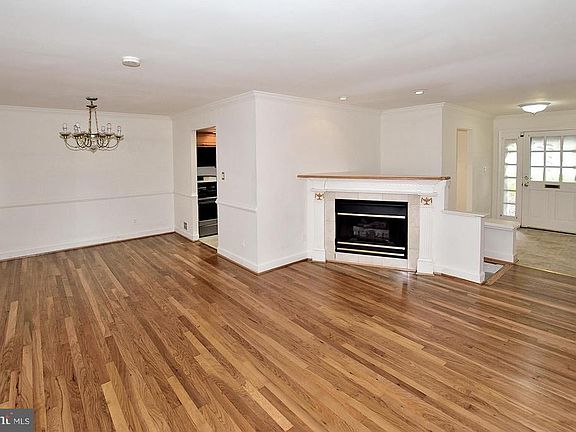3rd image of 5121 Southampton Dr