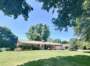 13 Berkley Dr, Lockport, NY 14094