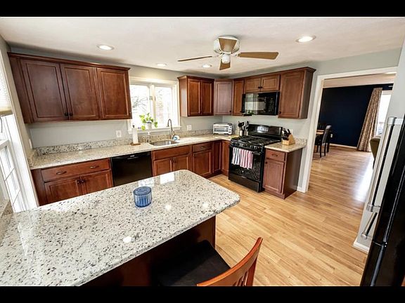 4th image of 22 Seaver Brook Ln #22