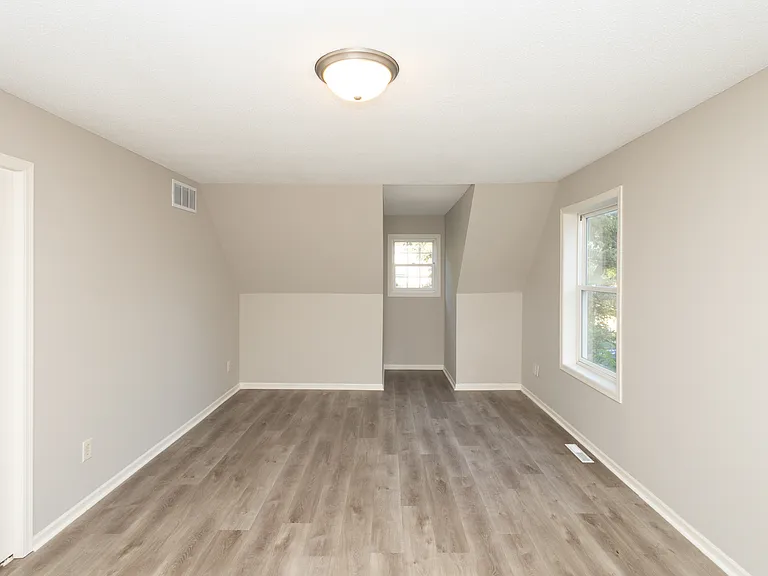 2331 Sheridan Ave N — Photo 17