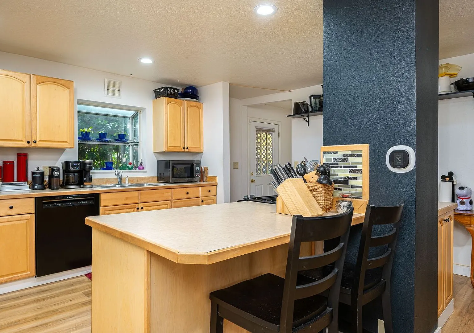 Spacious 4-Bedroom Home with Fenced Yard & A/C SE Portland — Photo 3