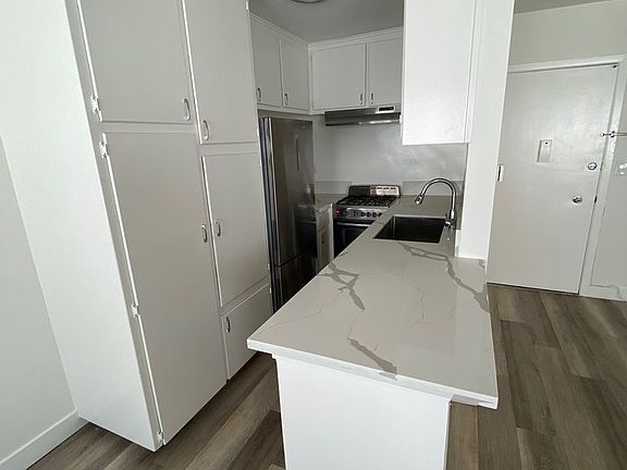 5th image of 833 S Plymouth Blvd APT 6