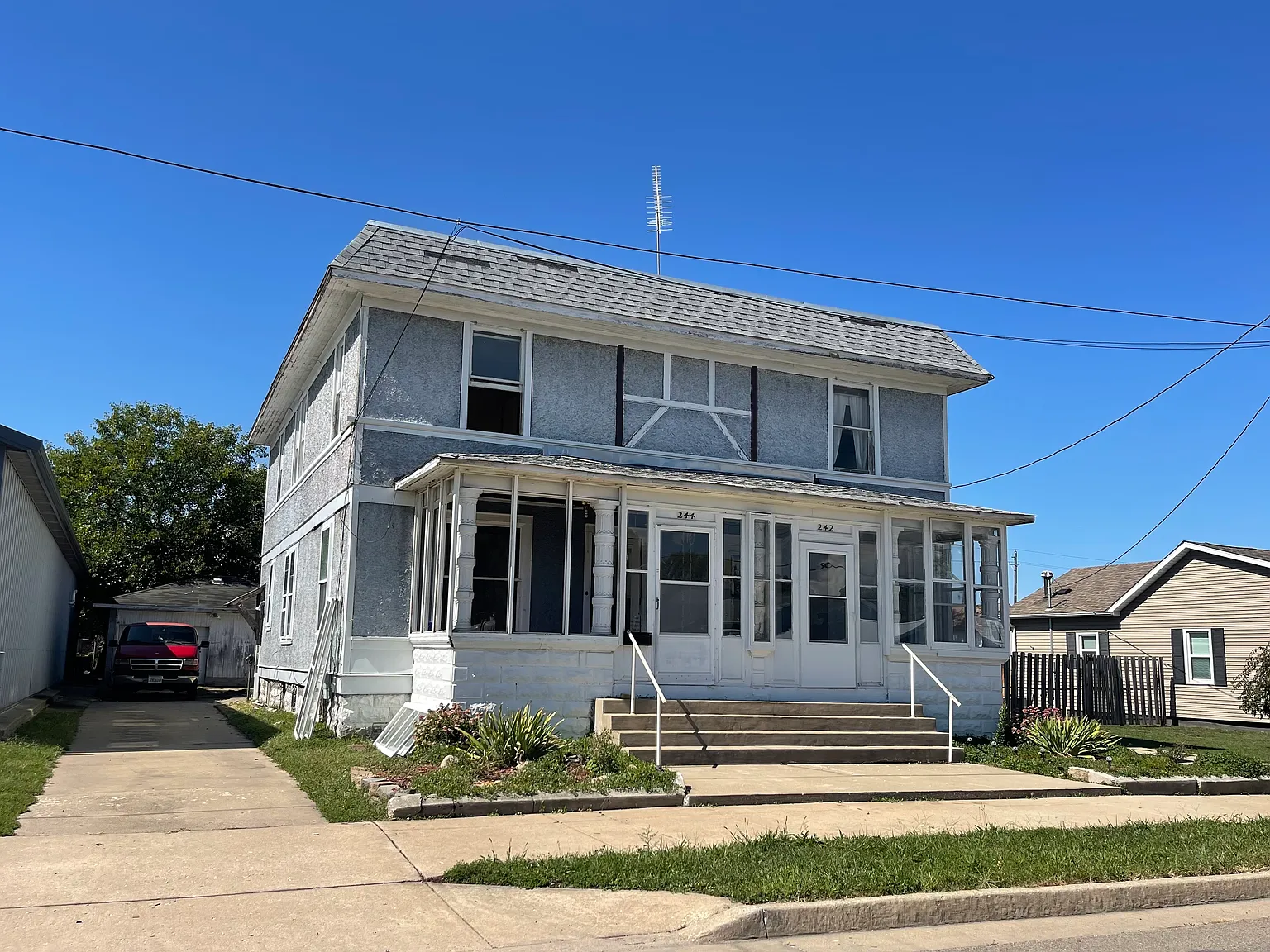 3 bed, 1.5 bath, 1360 sqft, $1,200 — Photo 1