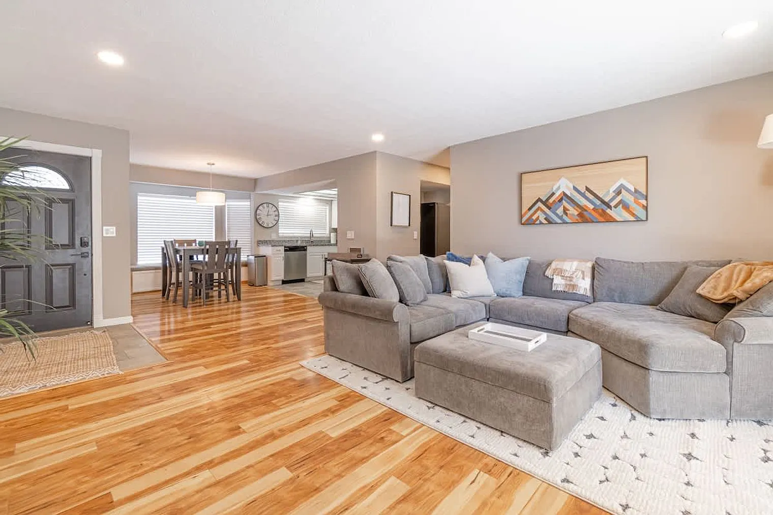 3 bed, 2.0 bath, 1593 sqft, $5,634 — Photo 2