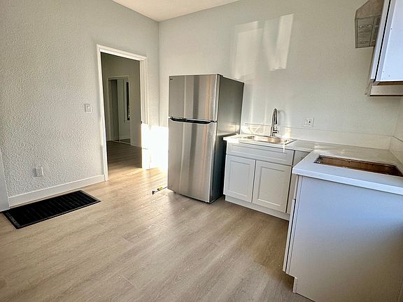 4th image of 1072 Vine St #1