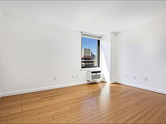 5th image of 1623 3rd Ave APT 38J