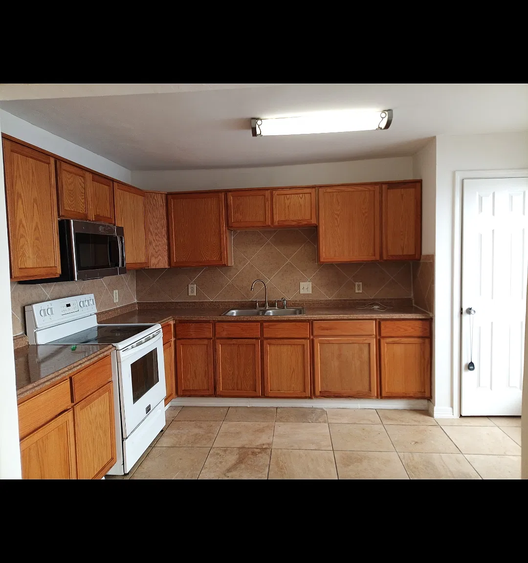 4 bed, 2500 sqft, $2,250 — Photo 3