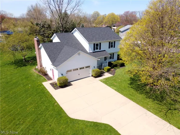 1043 Cayuga Trl SW, Hartville, OH 44632