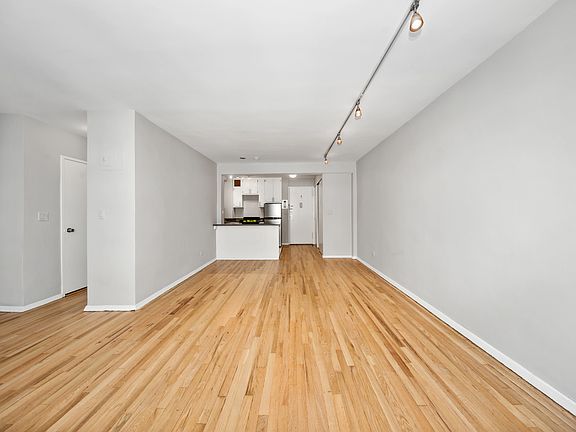 4th image of 200 E 28th St APT 6E