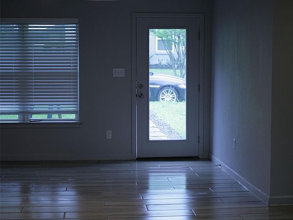 3rd image of 1413 Broadmoor Dr