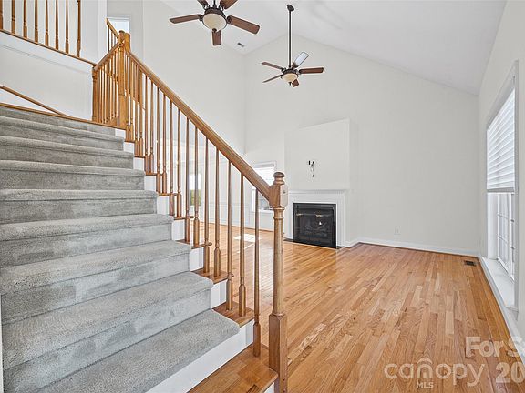 5th image of 4042 Sunset Ridge Dr