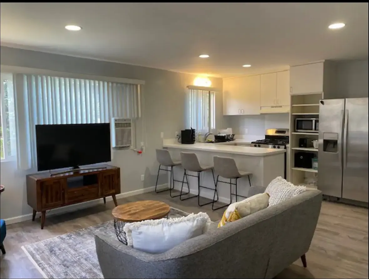 2 bed, 850 sqft, $2,700 — Photo 1