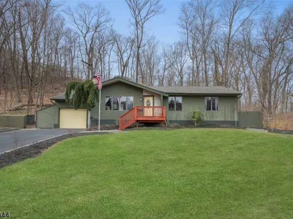 28 Woodland Ct, Kinnelon Boro, NJ 07405