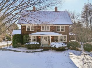 22 Fairview Ave, Williston Park, NY 11596