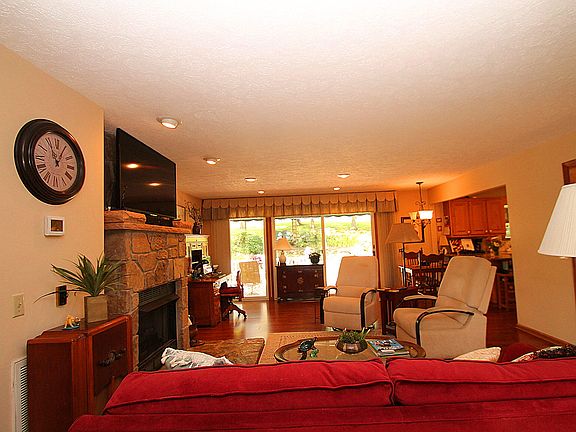 4th image of 160 Brokenwood Ln