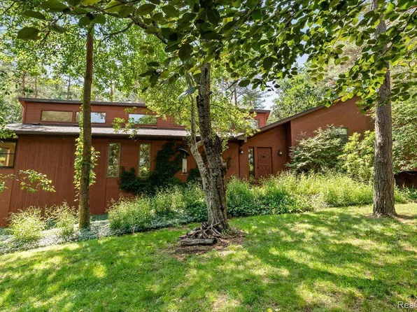 3900 E Pineview Dr, Dexter, MI 48130