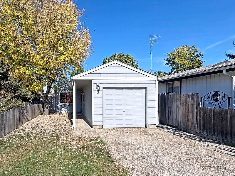 3 bed, 1.0 bath, 895 sqft, $1,795 — Photo 2