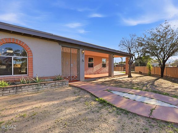 3rd image of 4024 E Santa Barbara Ave