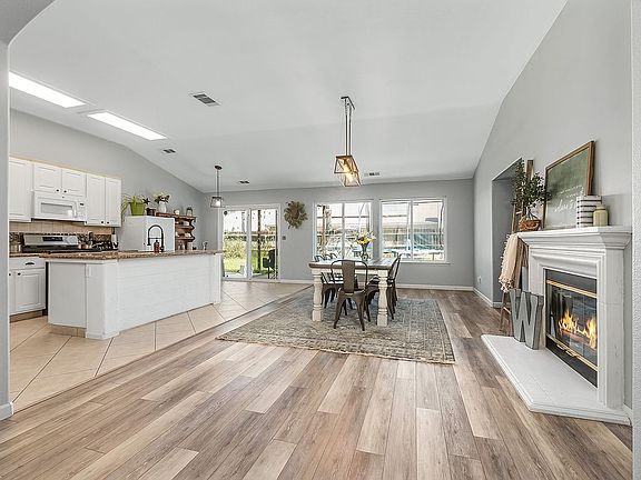4th image of 1078 W Pepper Dr