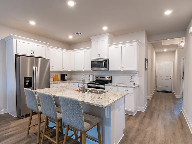 1091 Primrose Dr — Photo 5