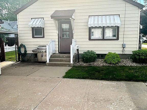 Side view (in driveway)