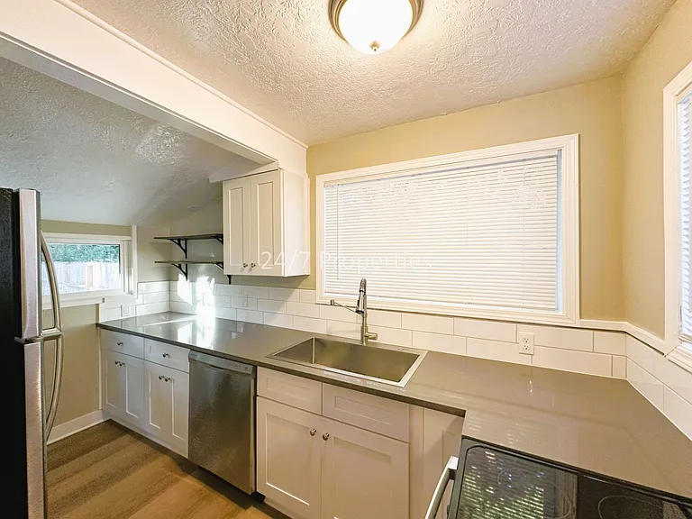 860 Shipping St NE — Photo 8