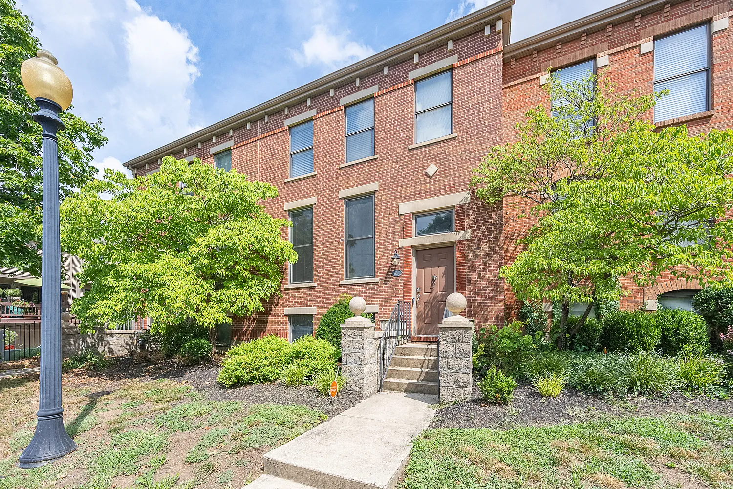 2 bed, 1.5 bath, 1144 sqft, $2,000 — Photo 2
