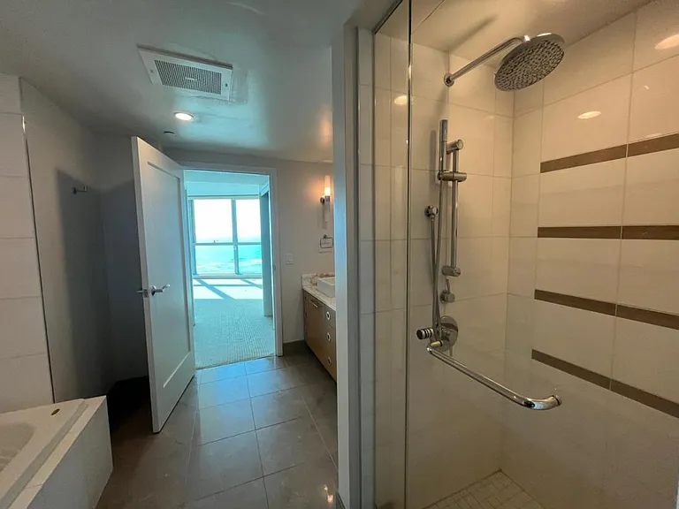 1177 Queen St #4404 — Photo 5