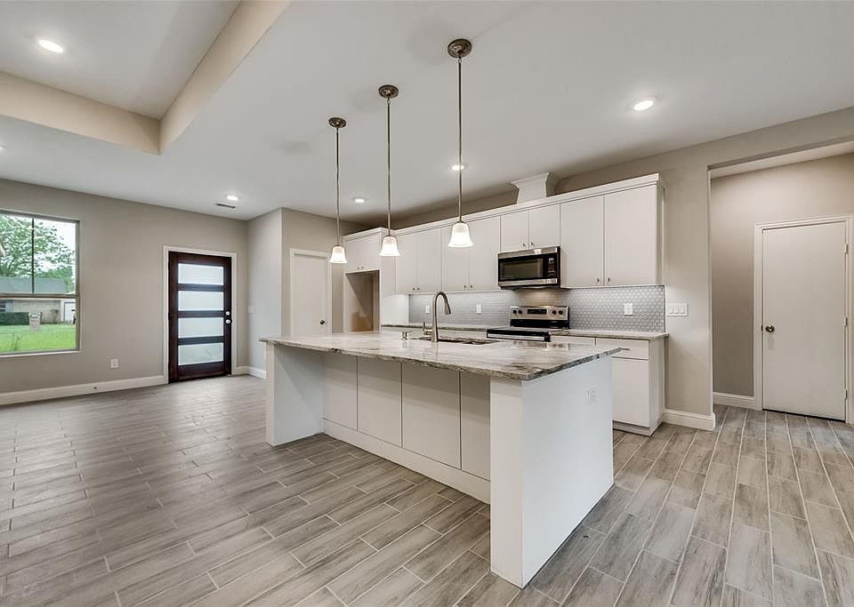 1st image of 4800 Honeysuckle Dr