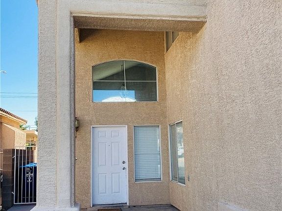 3rd image of 3840 Crest Horn Dr