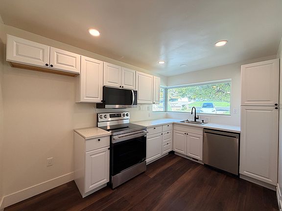 3rd image of 2928 S Davis Blvd
