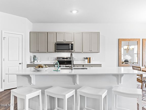 5th image of 121 Nesbitt Court