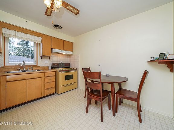 3rd image of 439 Holly Ct