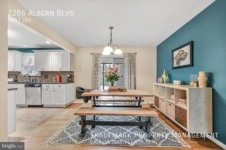 3 bed, 2.0 bath, 1184 sqft, $2,595 — Photo 2