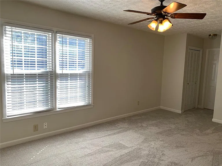 4536 Woodlawn Lake Dr — Photo 36