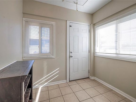 5th image of 304 W South St