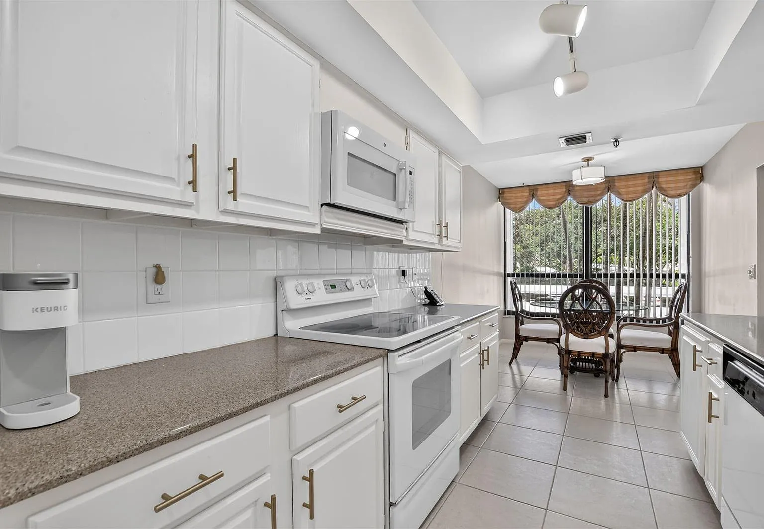 3 bed, 2200 sqft, $8,500 — Photo 4