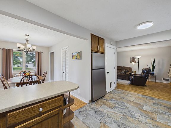 4th image of 714 109th Ave NW