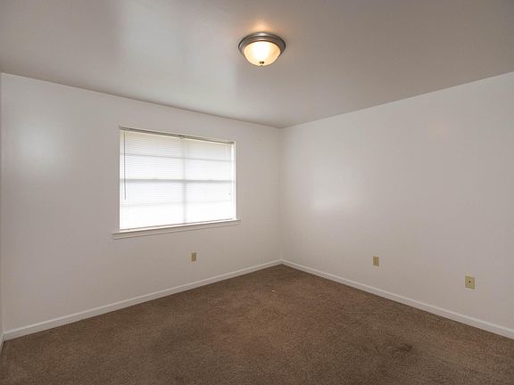3rd image of 501 Darby Ln