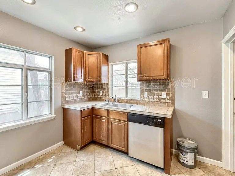 4195 Benton St — Photo 8