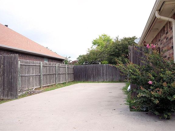 5th image of 1024 Roundrock Dr