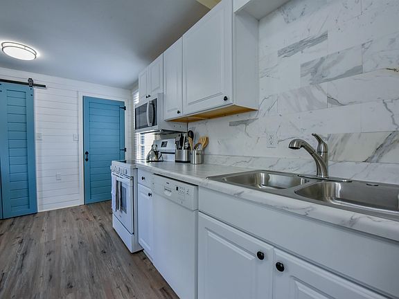 4th image of 1428 20th Ave E