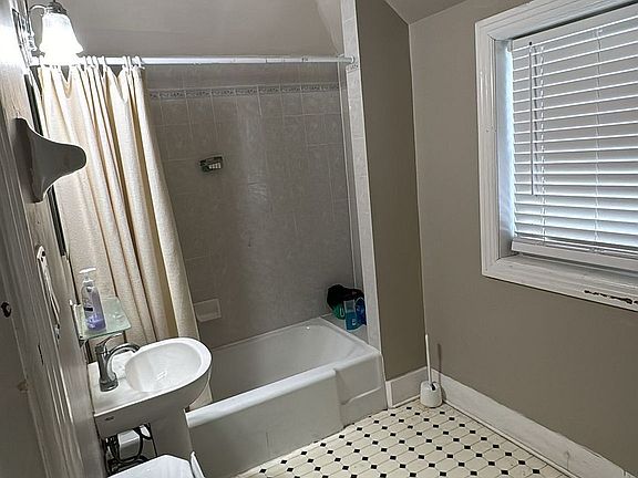 3rd image of 7 Fairbairn St
