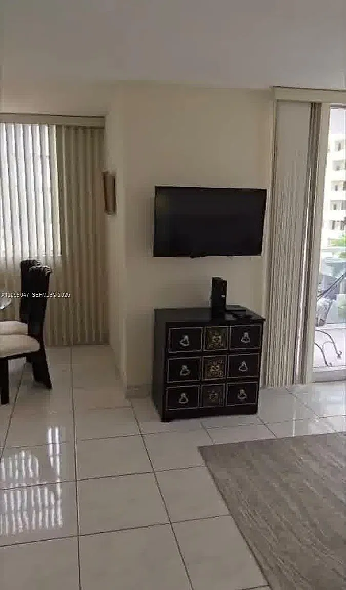Plaza Towers South Condo — Photo 1