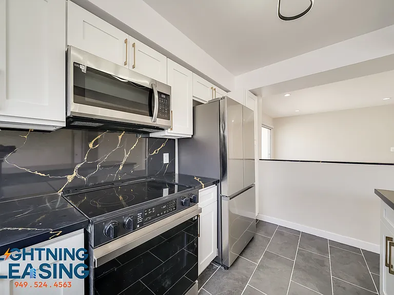 1035 N Hayworth Ave #110 — Photo 1