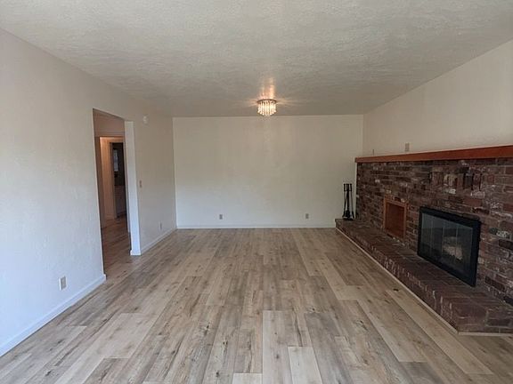 3rd image of 615 Beverly Way