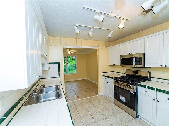 4th image of 3740 Maple Valley Dr